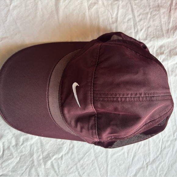 Nike Burgundy Sports Cap - Picture 1 of 6